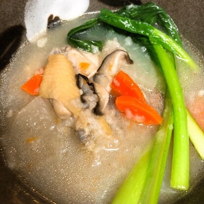 骨ごと煮込んでいるのでとても美味しいスープになりました！ただ、間違えて生米を投入していまいお粥風に..次はお米でもっと透き通ったスープにしますね♡